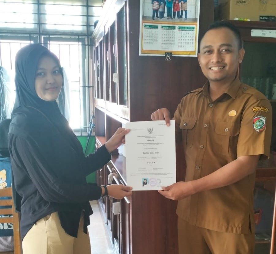 IJAZAH: Plt Kades Pasir Muhammad Amin menyerahkan ijazah paket C kepada warganya.