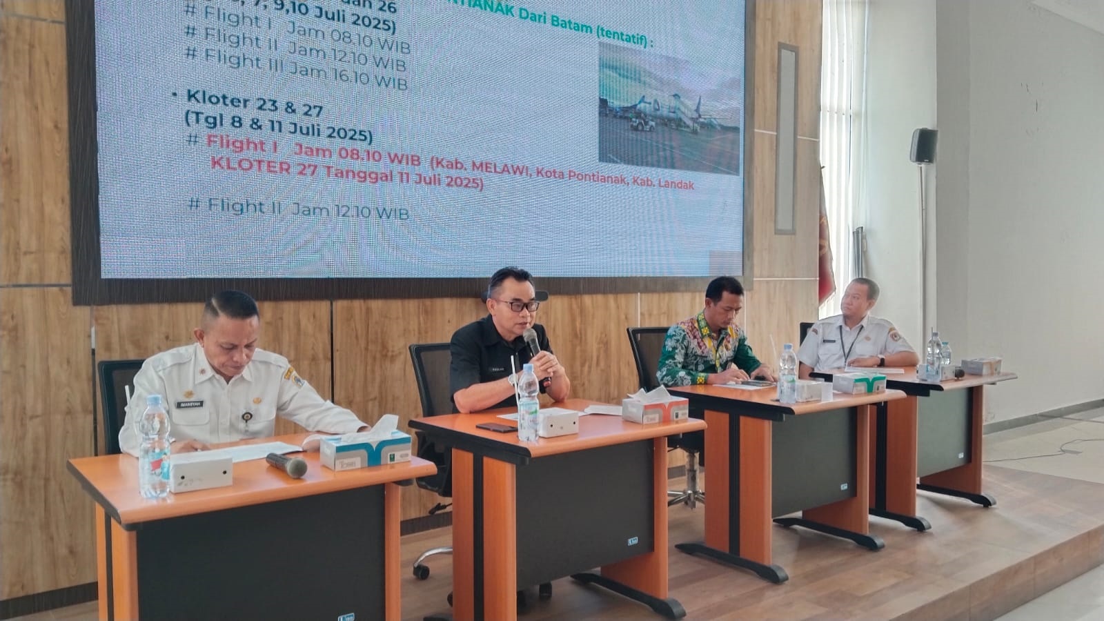 RAPAT: Sekda Kabupaten Melawi, Paulus, memimpin rapat persiapan penjemputan Jemaah haji di Convention Hall Kantor Bupati.
