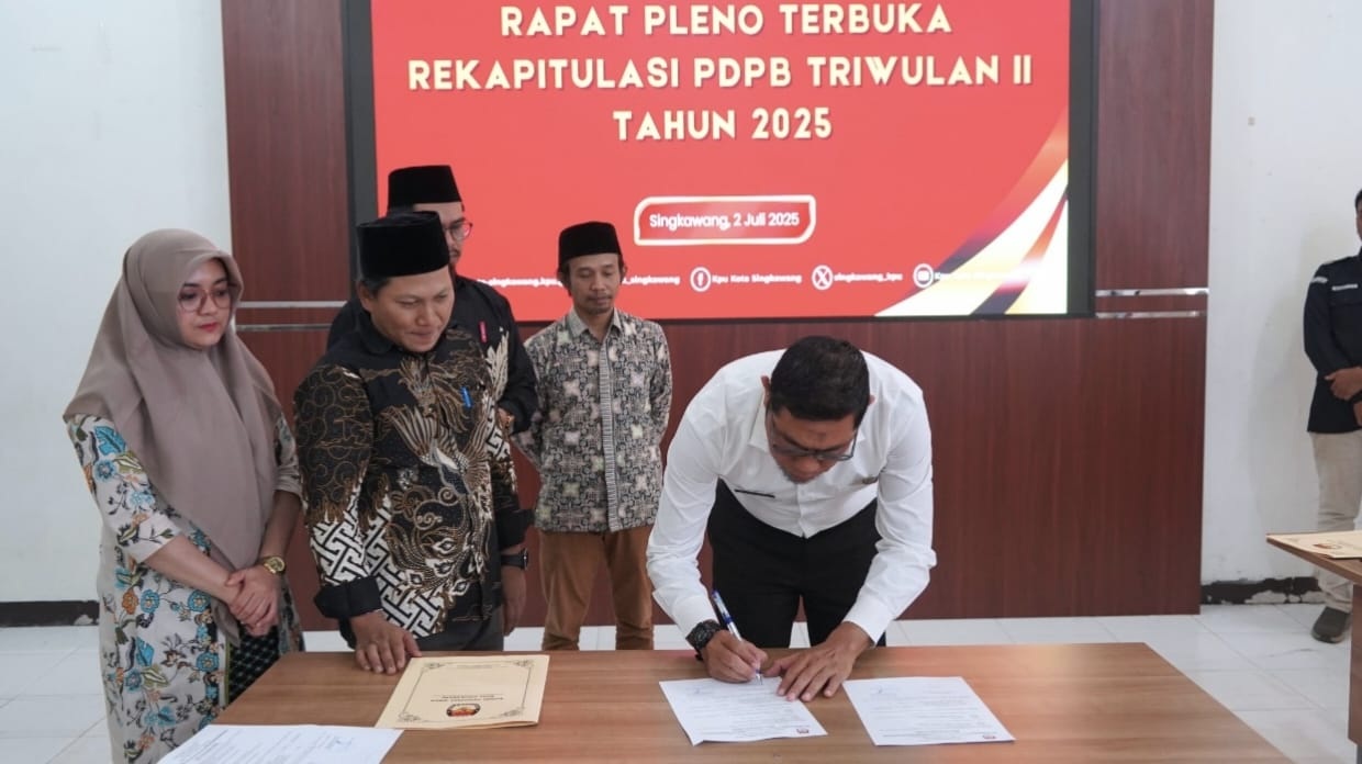 RAPAT PLENO: Komisi Pemilihan Umum (KPU) Kota Singkawang menggelar Rapat Pleno Terbuka Rekapitulasi Daftar Pemilih Berkelanjutan Triwulan II Tahun 2025 di Aula KPU Kota Singkawang.