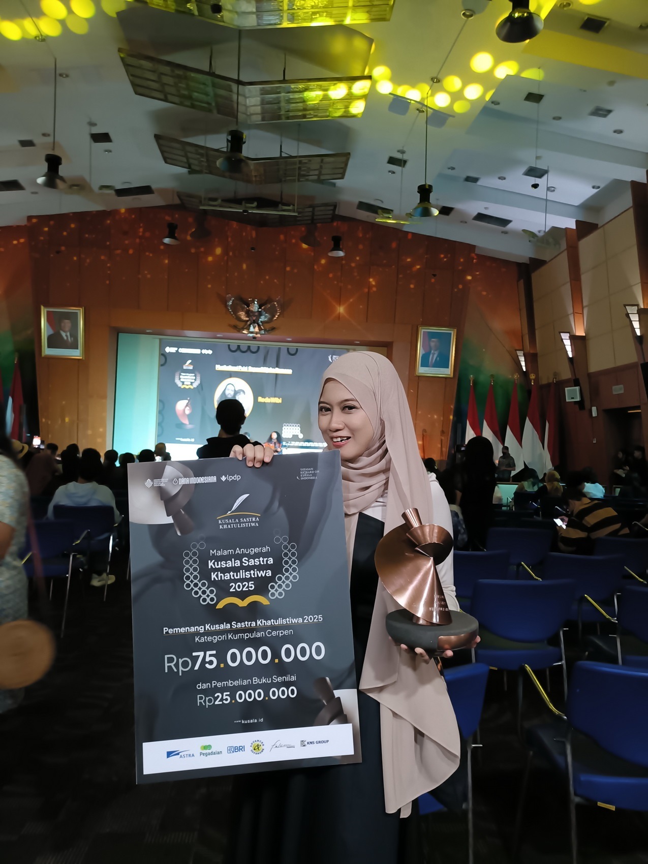 BERI WARNA BARU: Sasti Gotama setelah dinobatkan sebagai pemenang kategori cerpen di Jakarta.