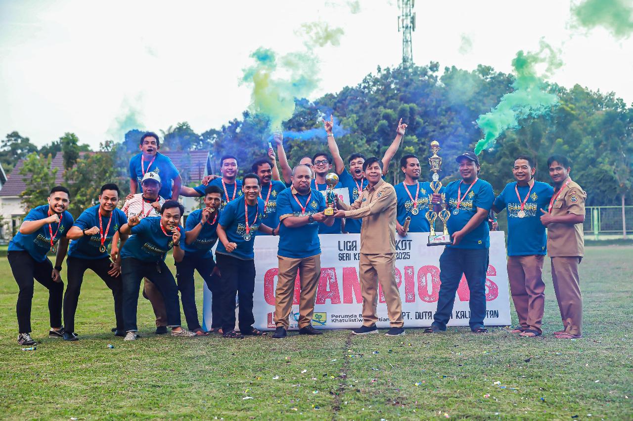 LIGA ASN: Penyerahan piala kepada tim yang memenangi Liga ASN di Pontianak.