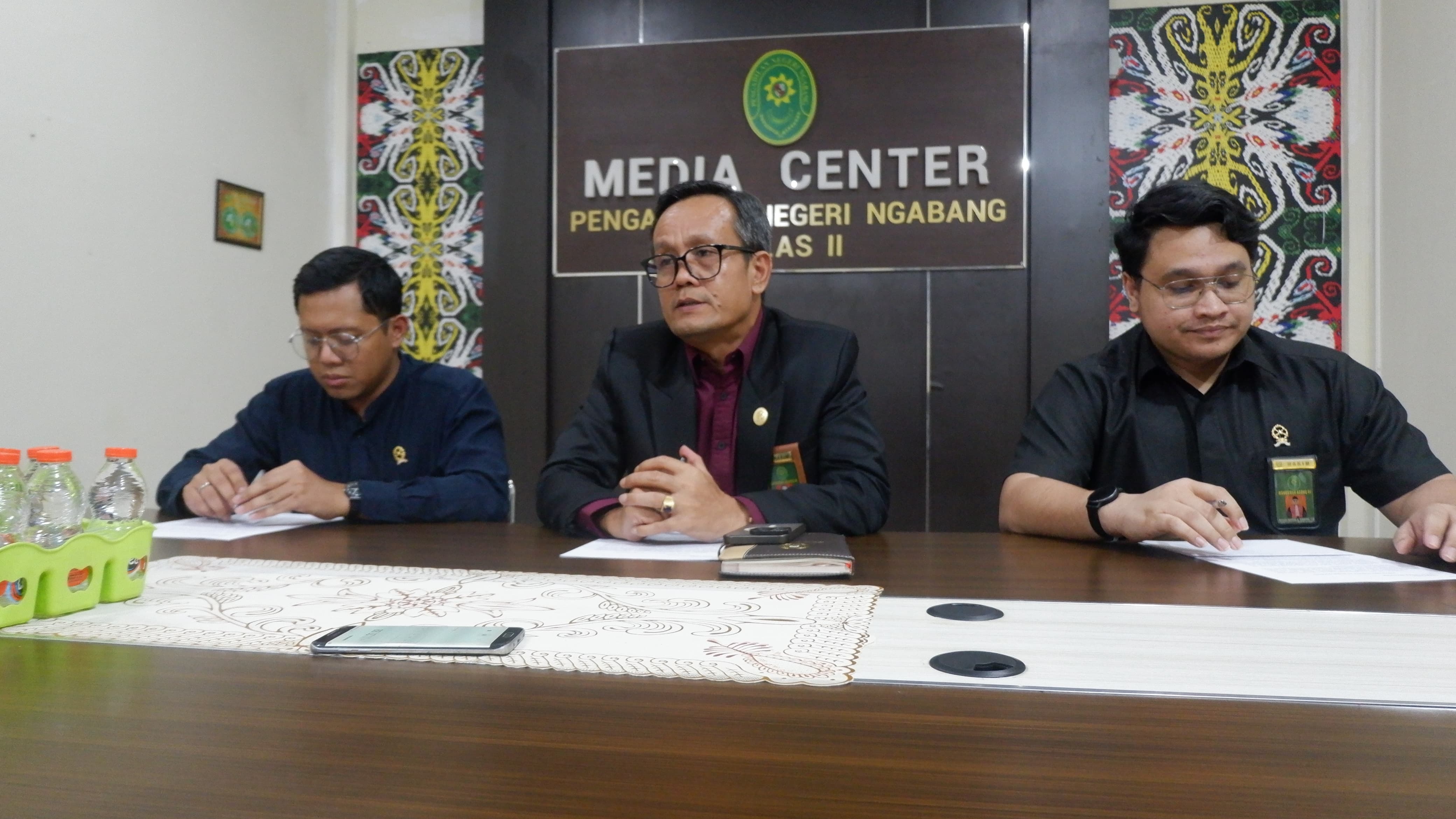 PUTUSAN  : Ketua Pengadilan Negeri Ngabang saat melakukan konfrensi pers terkait putusan permohonan praperadilan penetapan tersangka kasus dugaan korupsi Retribusi Tera di Landak.