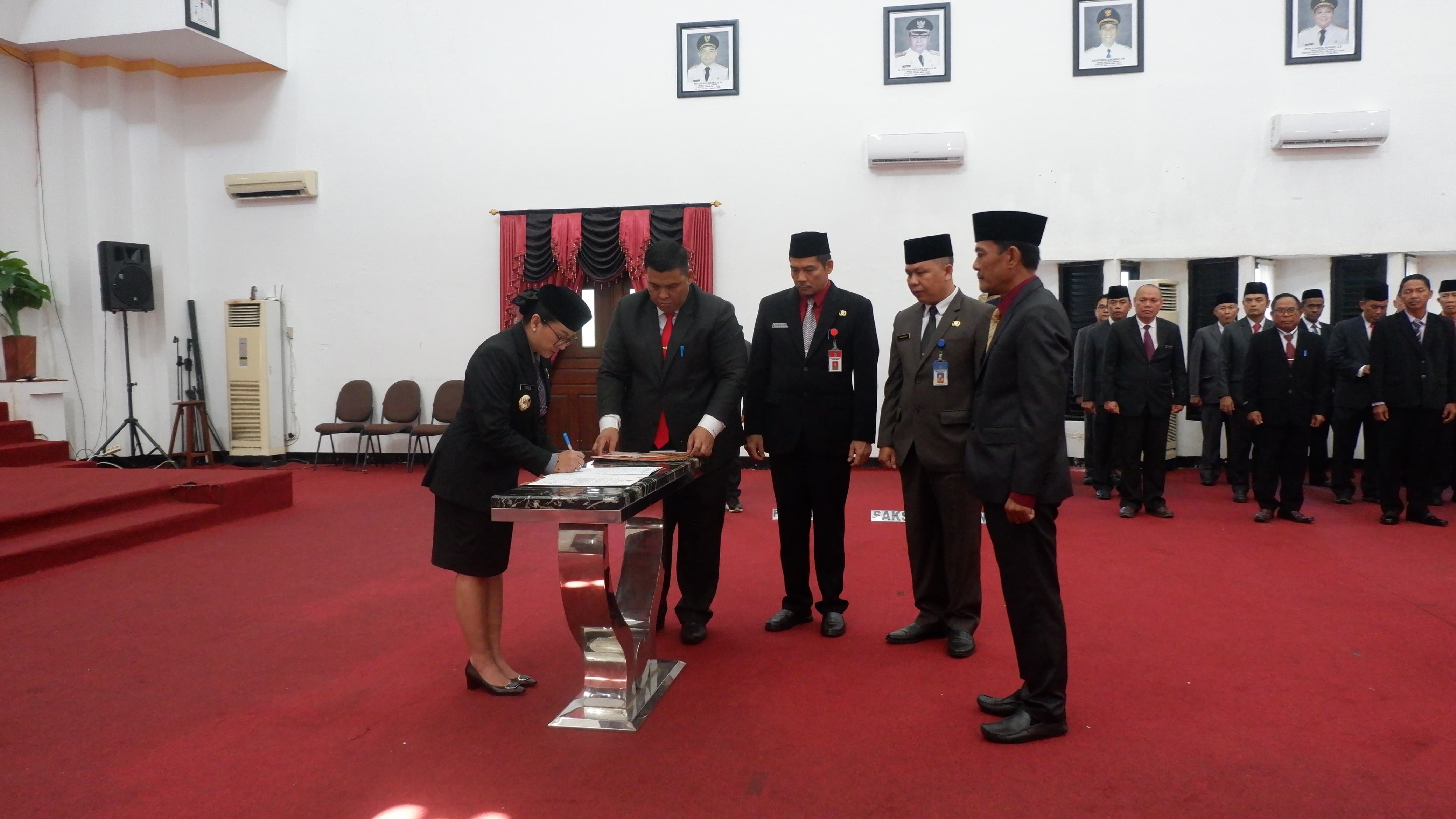 LANTIK : Bupati Landak Karolin Margret Natasa saat melantik tiga pejabat pimpinan pratama di lingkungan Pemda Landak.