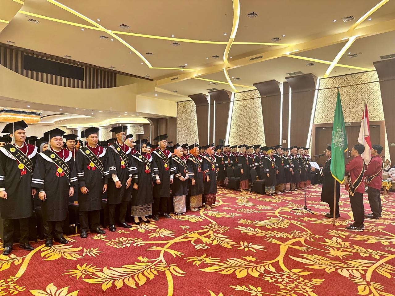 SUMPAH ALUMNI: Pembacaan sumpah alumni ITEKES Muhamadiyah Kalbar oleh wisudawan pada acara wisuda periode I Tahun akademik 2024/2025.