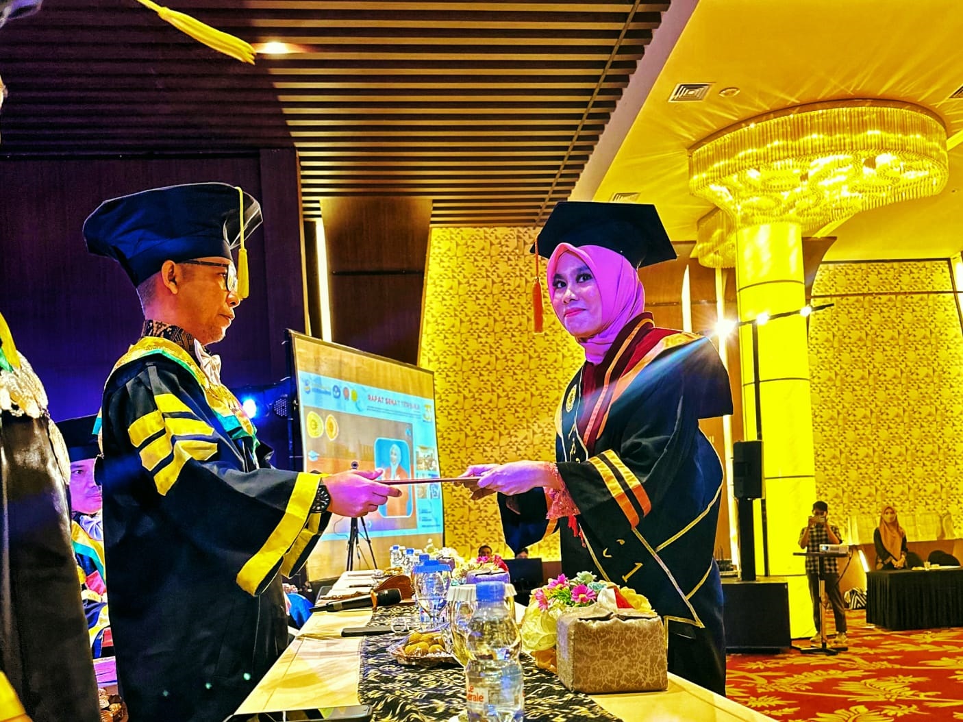 WISUDA: Penyerahan salinan ijazah oleh rektor ITEKES Muhamadiyah Kalbar, pada prosesi wisuda priode pertama tahun akademik 2024/2025 di aula Qubu Resort.