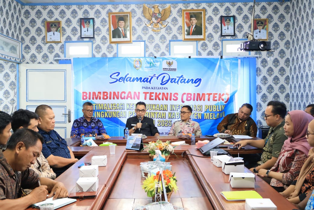 Sekda Melawi Paulus saat membuka Bimtek Keterbukaan Informasi Publik yang digelar Perumdam Tirta Melawi, Kamis (3/7).