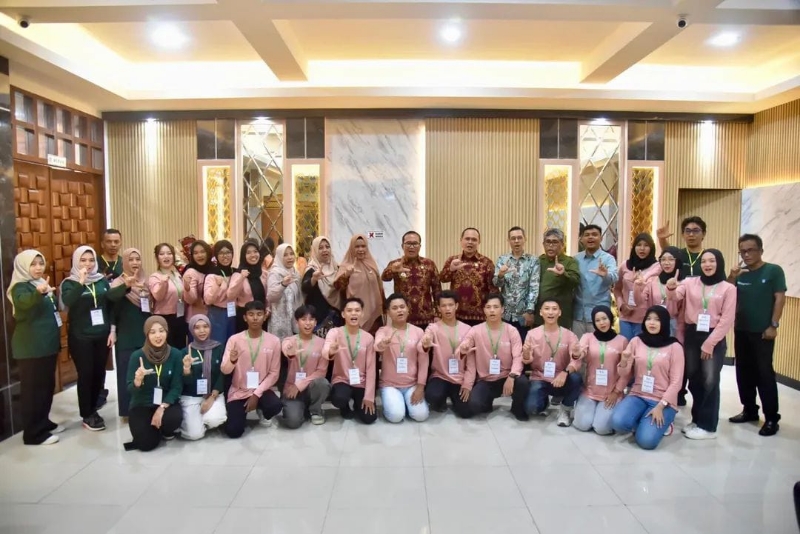 Bupati Kubu Raya, Sujiwo menerima kunjungan para calon Duta Lingkungang Hidup Kubu Raya, Kamis (3/7) di ruang kerjanya.