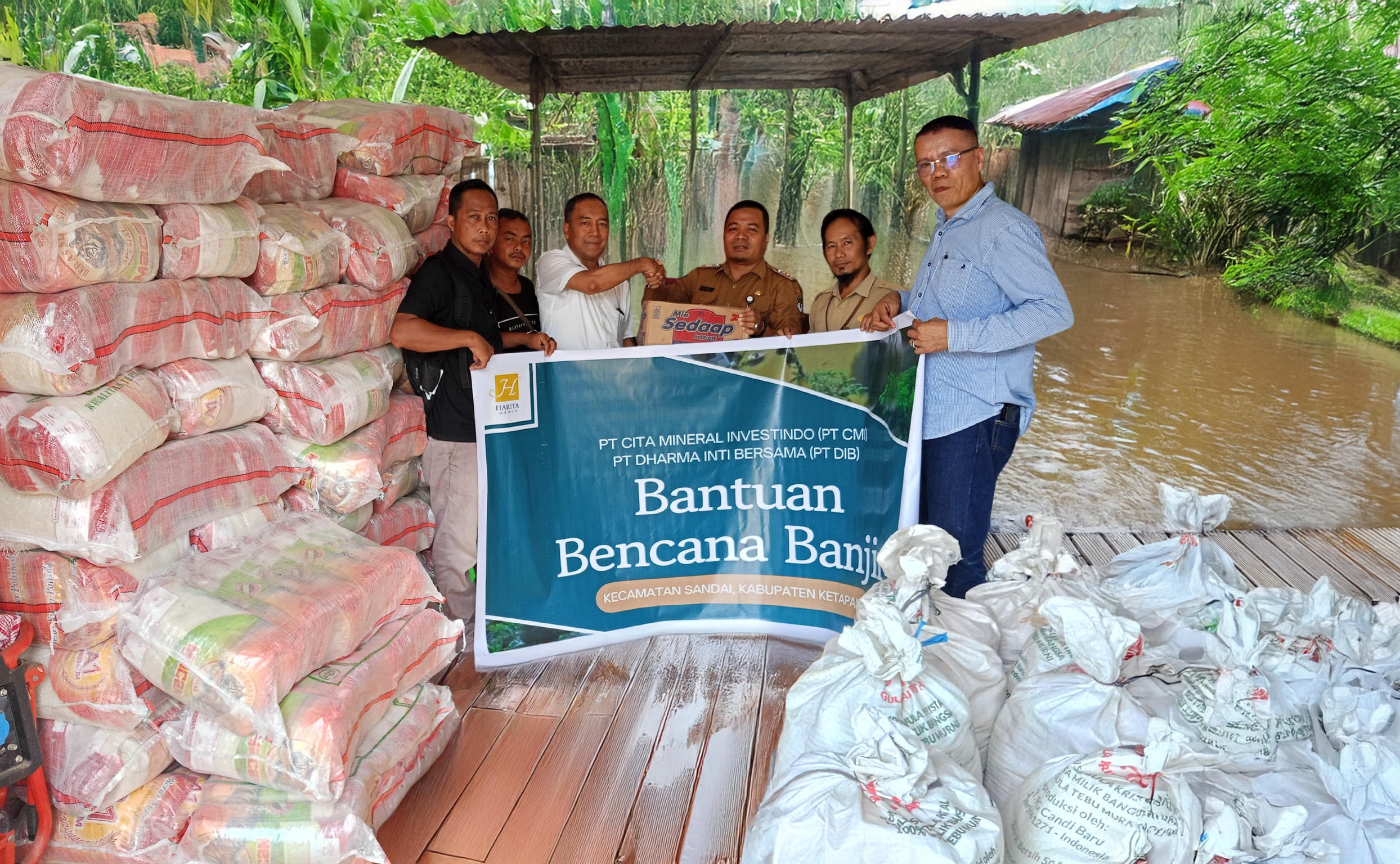 BANTUAN : Perwakilan PT CMI dan PT DIB menyerahkan paket Sembako kepada korban banjir di Sandai beberapa waktu lalu.