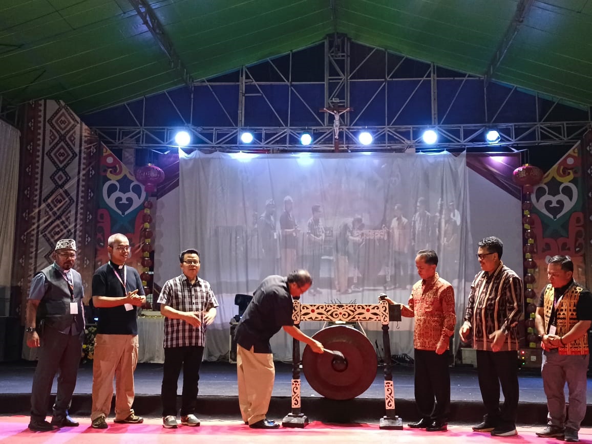 PEMBUKAAN: Uskup Sintang, Mgr. Samuel Oton Sidin, saat membuka Jambore Sekami (Serikat Kepausan Anak dan Remaja Misioner) Keuskupan Sintang 2025, Selasa malam (1/7).