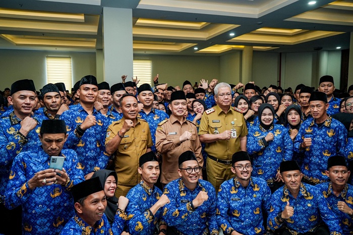 DIABADIKAN: Gubernur Kalimantan Barat Ria Norsan, Wakil Gubernur Kalbar Krisantus Kurniawan dan Sekda Kalimantan Barat Harisson berfoto bersama ASN yang baru saja dilantik.