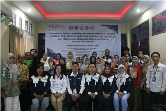 BERSAMA: Anggota Tim PKM Prodi D3 PHP PSDKU di Kabupaten Sanggau foto bersama dengan peserta pada kegiatan Workshop Pengemasan, Pelabelan dan Pemahaman Regulasi Pangan Bagi UMKM.