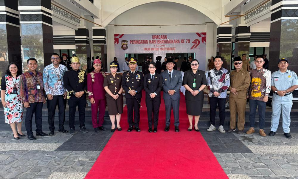 Pemimpin Cabang BRI Singkawang Prasetyo Adi Wibowo menghadiri upacara peringatan HUT Bhayangkara ke 79 di halaman Kantor Walikota Singkawang, Selasa (1/07/2025).