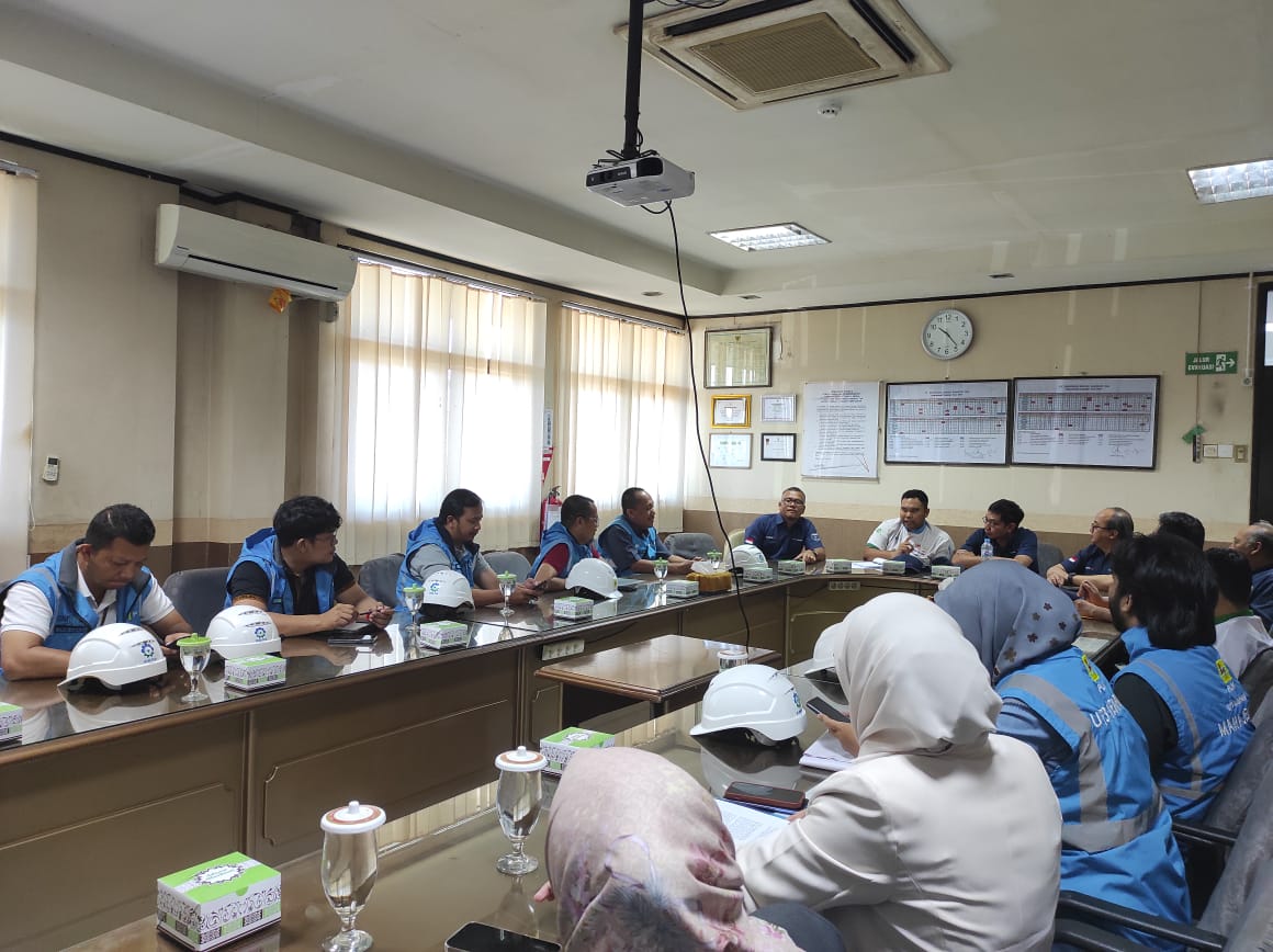 Diskusi santai antara Manajemen PT INDOFOOD CBP Sukses Makmur dan Manajemen PLN UID Kalimantan Barat terkait proses perubahan daya yang akan dilakukan. (02/07)