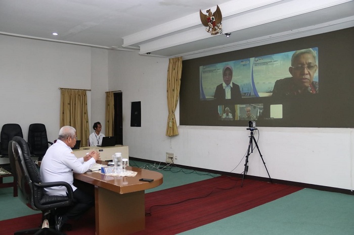 SEMINAR VIRTUAL: Sekda Kalbar Harisson mengikuti seminar virtual Proyek Perubahan Gema Emas 2045 dari Ruang Audio Visual Kantor Gubernur Kalbar, Rabu (2/7), didampingi Windy Prihastari.