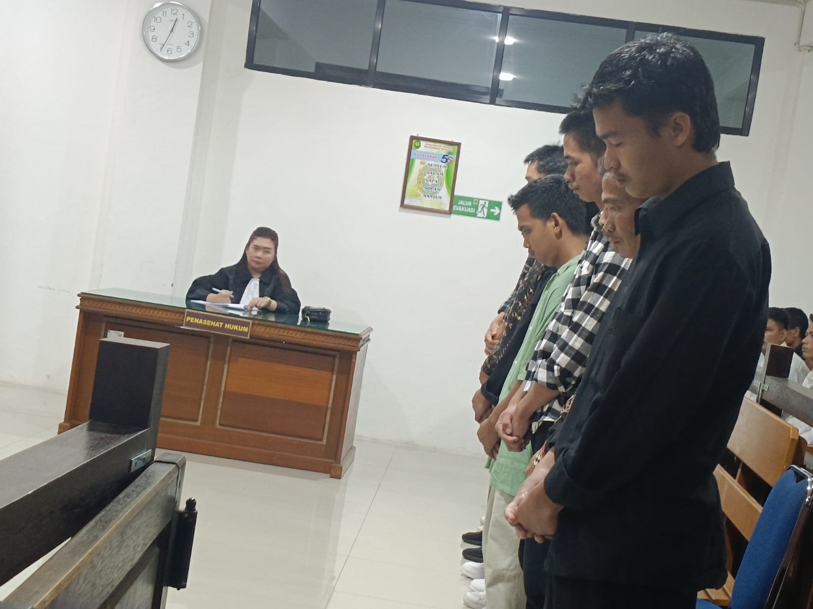 PERSIDANGAN : Terdakwa PETI di Desa Geruguk Kecamatan Boyan Tanjung saat menjalani persidangan di Pengadilan Negeri Putussibau.