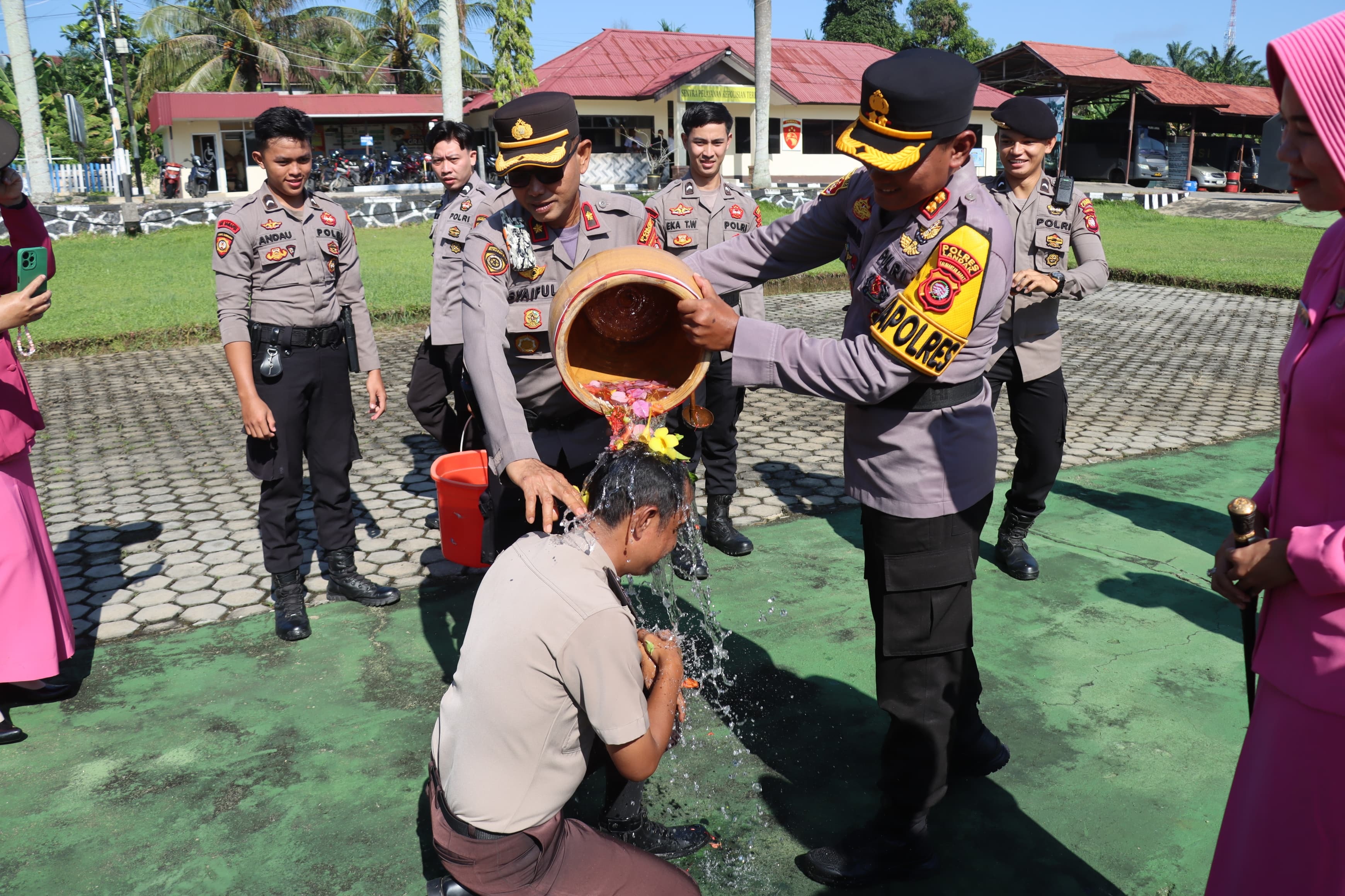 PROSESI : Kapolres Landak AKBP Siswo Dwi Nugroho saat melakukan prosesi kenaikan pangkat kepada 48 personel Polres Landak.