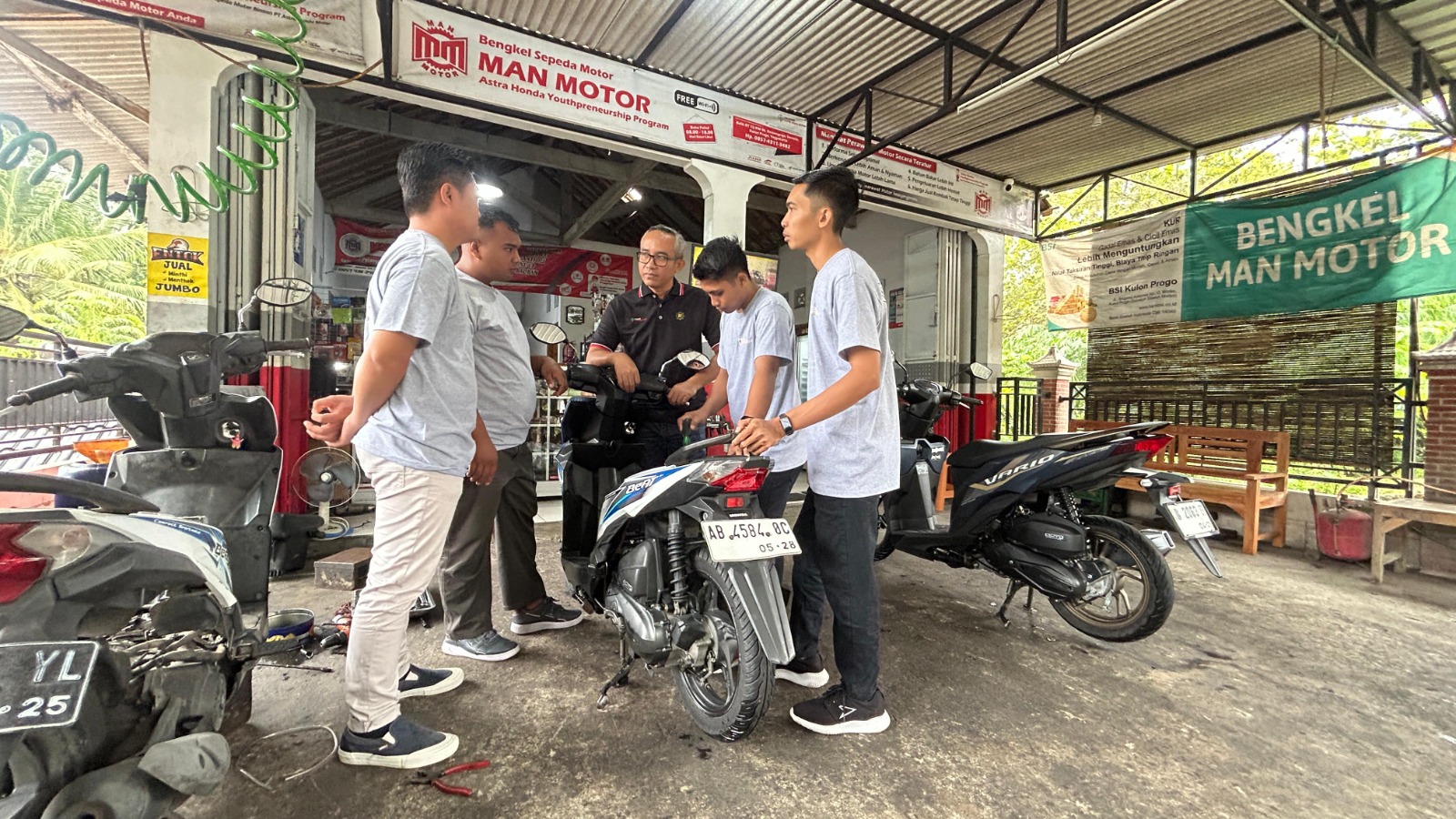 Suasana aktivitas di bengkel MAN Motor, UMKM binaan Yayasan AHM yang berhasil meraih penghargaan.