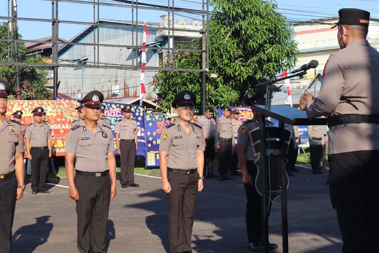 PANGKAT : Kapolres Ketapang, AKBP Setiadi, memberikan arahan saat memimpin upacara kenaikan pangkat personel Polres Ketapang, Selasa (1/7).
