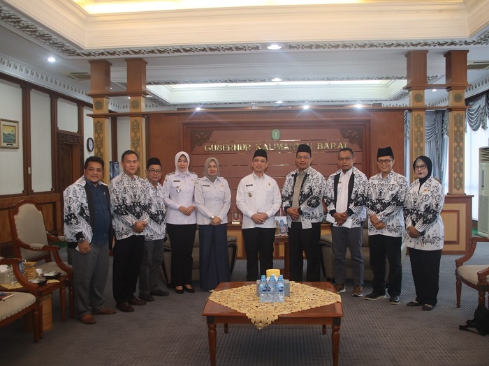 DIABADIKAN: Foto bersama usai audiensi Ketua PGRI Kalbar Muhammad Firdaus dengan Gubernur Kalbar Ria Norsan di halaman kantor gubernur, Rabu (2/7).