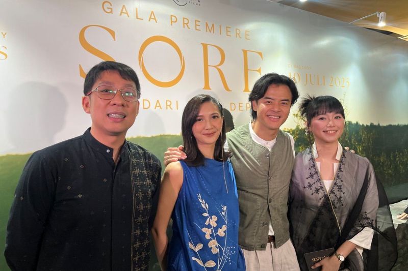 Dion Wiyoko memamerkan kebolehannya dalam dunia fotografi Lewat film SORE: Istri dari Masa Depan.