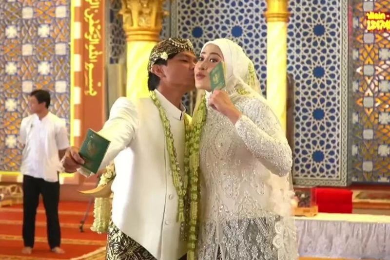 Megawati Hangestri Pertiwi dan Dio Novandra resmi menikah di Jember, Jumat (4/7).