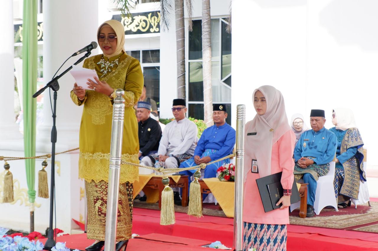 Bupati Mempawah memimpin upacara dalam rangka HUT ke-66 Kabupaten Mempawah.