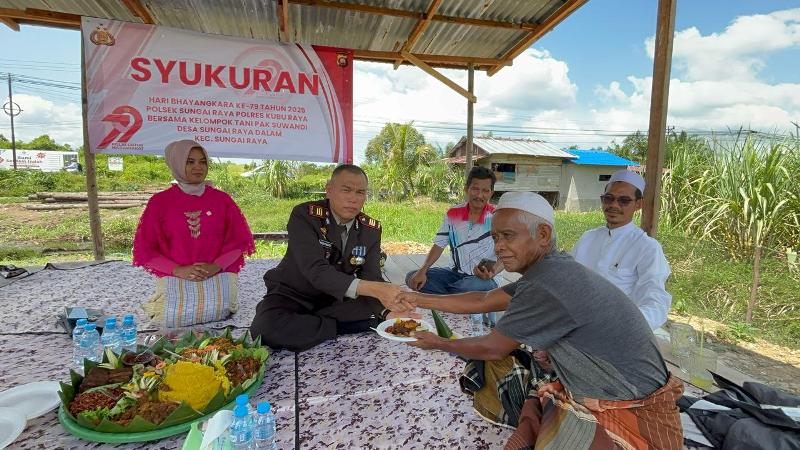 Kapolsek Sungai Raya, AKP Hariyanto, bersama petani dan masyarakat menggelar syukuran Hari Bhayangkara ke-79 di tengah kebun, sebagai simbol kedekatan Polri dengan rakyat.