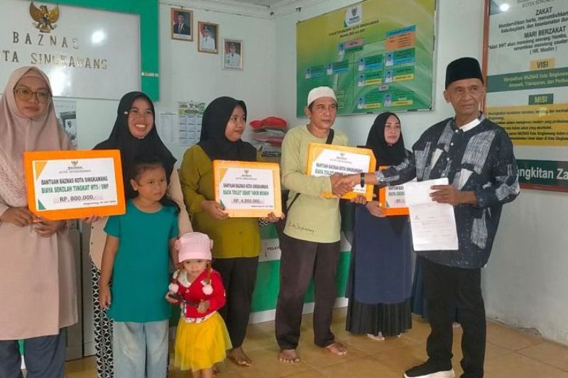 Baznas Kota Singkawang menyalurkan bantuan zakat kepada 11 mustahik, mencakup bantuan kesehatan, pendidikan, dan kebutuhan dasar, Jumat (4/7).