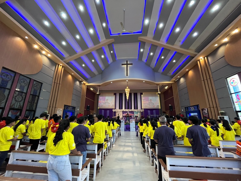 Para peserta Jambore Serikat Kepausan Anak dan Remaja Misioner (Sekami) Keuskupan Sintang melakukan kunjungan ke Gereja Kemah Injil Indonesia (GKII) Imanuel Sintang.