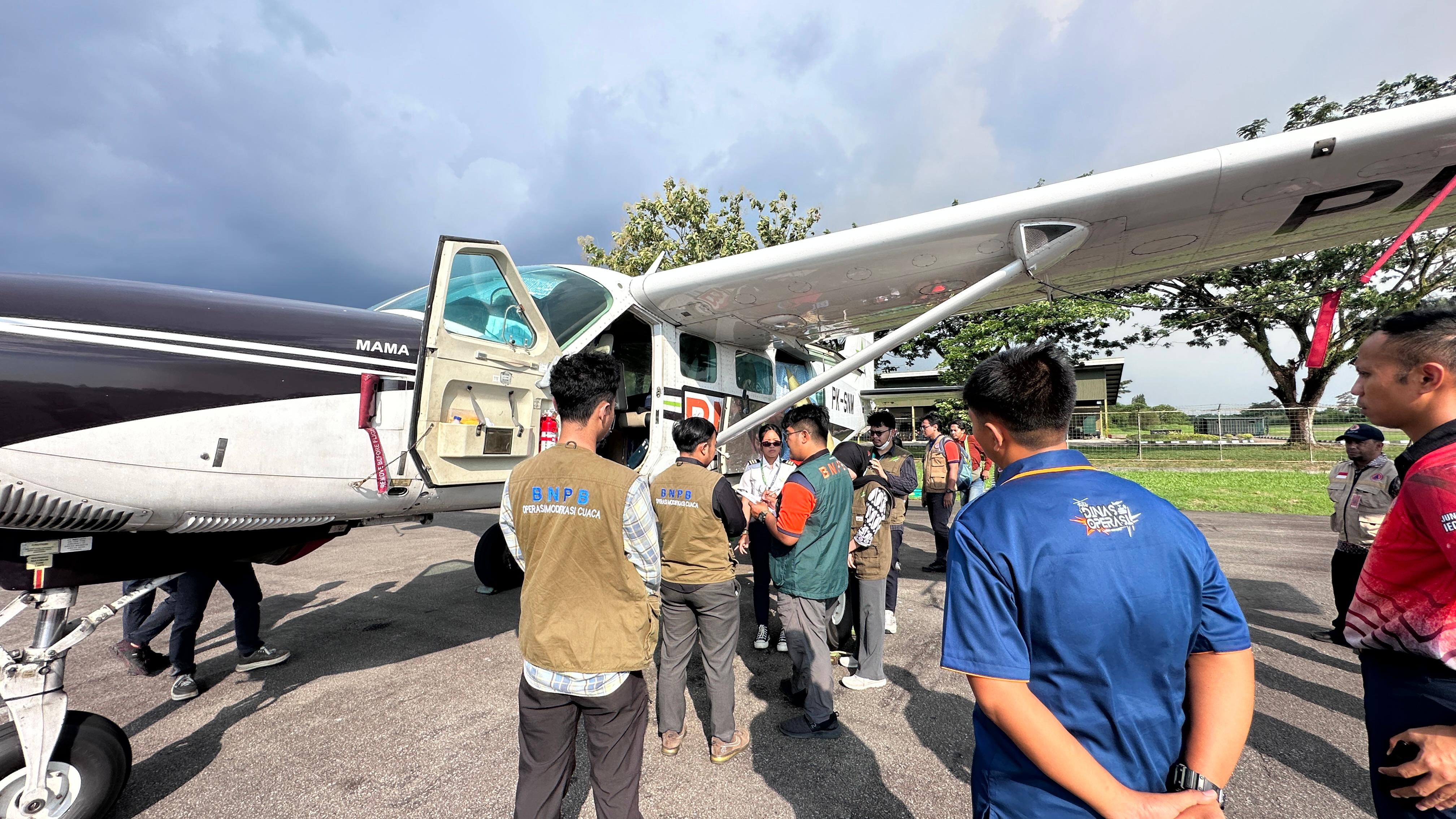 Petugas melakukan persiapan pelaksanaan OMC di Lanud Supadio Pontianak, untuk OMC di Kalbar 4-8 Juli 2025, Kamis (3/7).