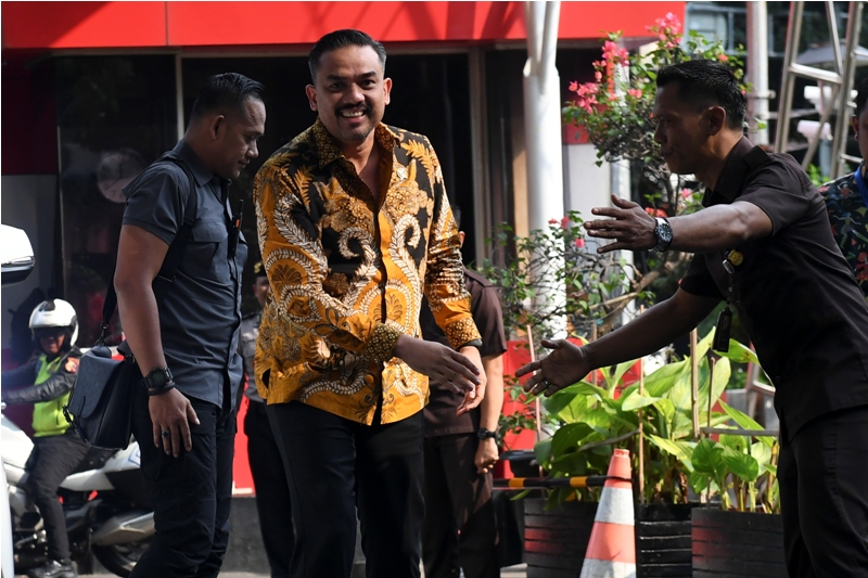 Menteri UMKM Maman Abdurrahman (tengah) berjalan setibanya di gedung Merah Putih KPK, Jakarta, Jumat (4/7/2025).