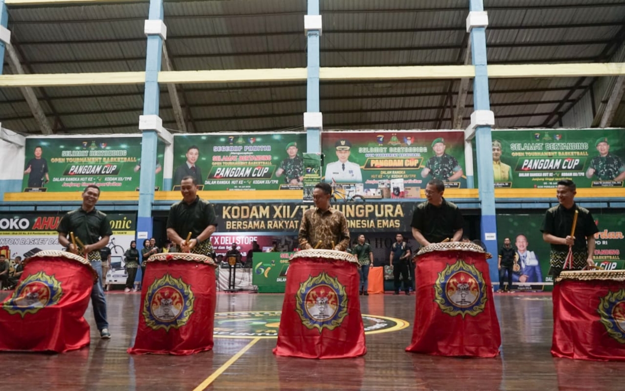 Pangdam XII/Tpr, Mayjen TNI Jamalullael, Wako Pontianak Edi Rusdi Kamtono dan Ketua Panitia Yandi membuka secara simbolis Open Tournament Basketball Pangdam Cup 2025 di GOR Perbasi Pontianak, Sabtu.