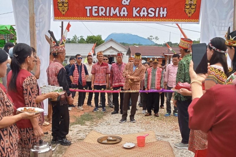 Warga Dayak Desa di Mangat Baru rayakan Gawai dengan khidmat, meneguhkan nilai tradisi dan etika adat sebagai warisan leluhur yang tak lekang zaman.