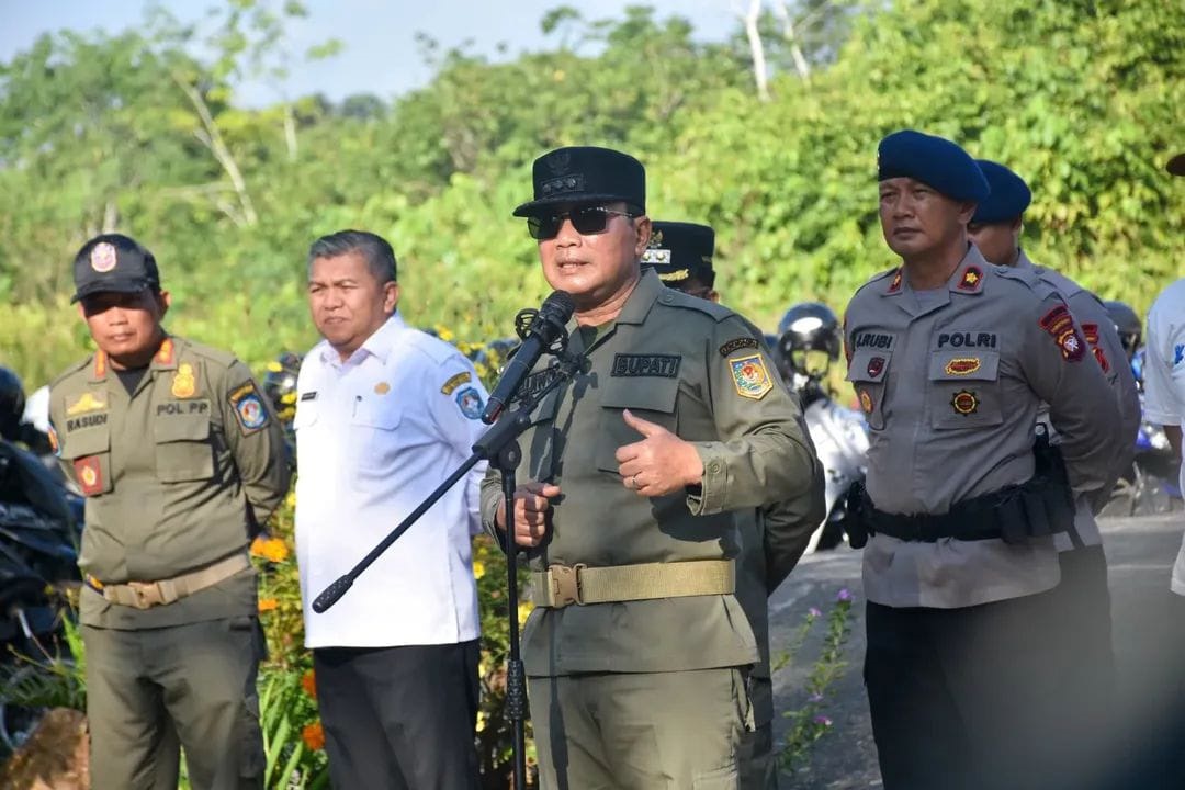 Bupati Kubu Raya, Sujiwo, memimpin apel pagi bersama jajaran Satpol PP, Rabu (2/7), sebagai wujud pembinaan kedisiplinan dan peningkatan kinerja.