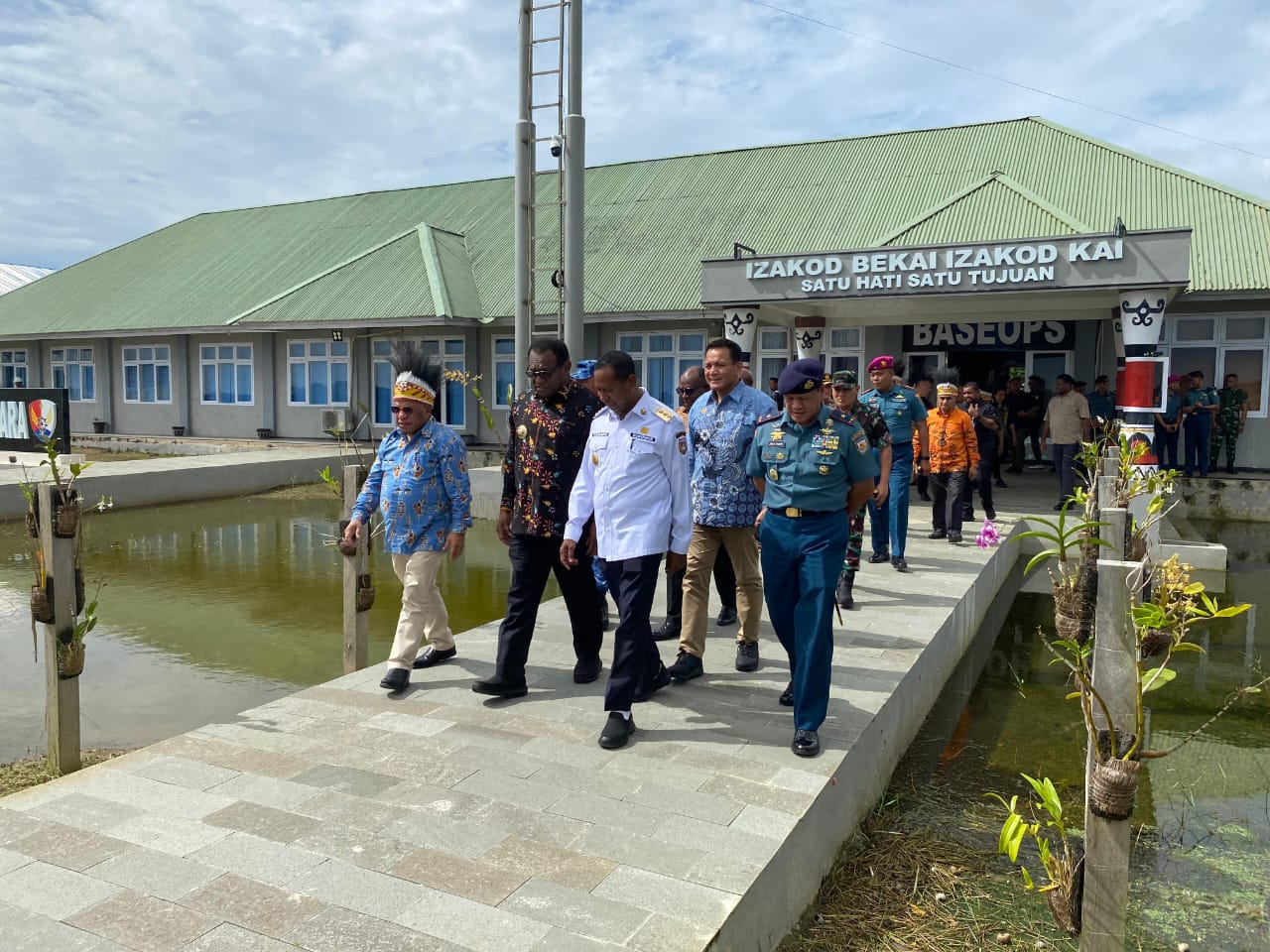 Menteri Pendidikan Tinggi RI saat kunjungan kerja ke Fakfak, Satgas Kopasgat turut mengawal ketat untuk memastikan keamanan, Sabtu (5/7).