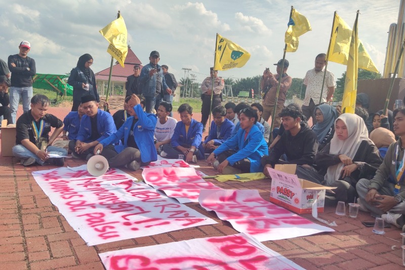 Puluhan mahasiswa PMII Kubu Raya berunjuk rasa di depan Mapolres Kubu Raya, Jumat (4/7), mendesak penuntasan kasus dugaan mafia oli palsu.