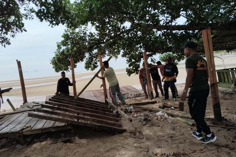 Satpol PP Kayong Utara menertibkan bangunan yang berada di sekitar bibir pantai Pulau Datok, Jumat (4/7).