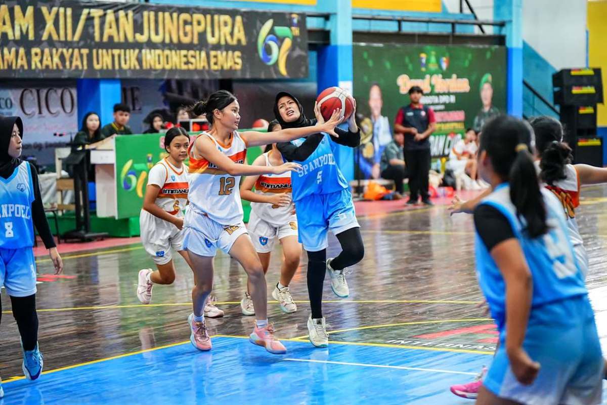 Pertandingan sengit tim putri SMP Immanuel 2 menghadapi SMPN 10 Pontianak pada Sabtu (5/7).