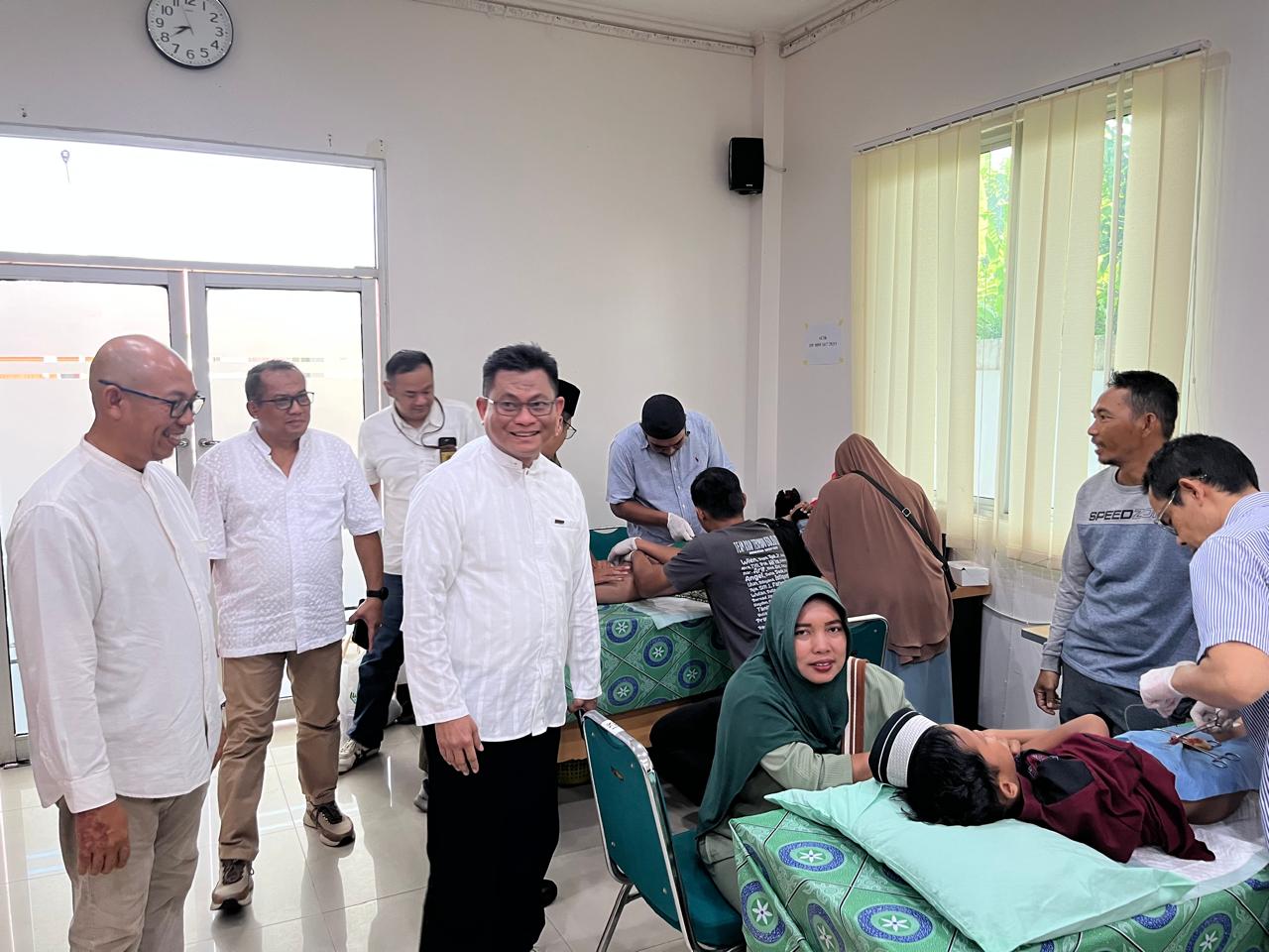 Suasana kegiatan Khitanan Massal yang digelar oleh Bank Kalbar di Balai Diklat Dana Pensiun, Sabtu (5/7).