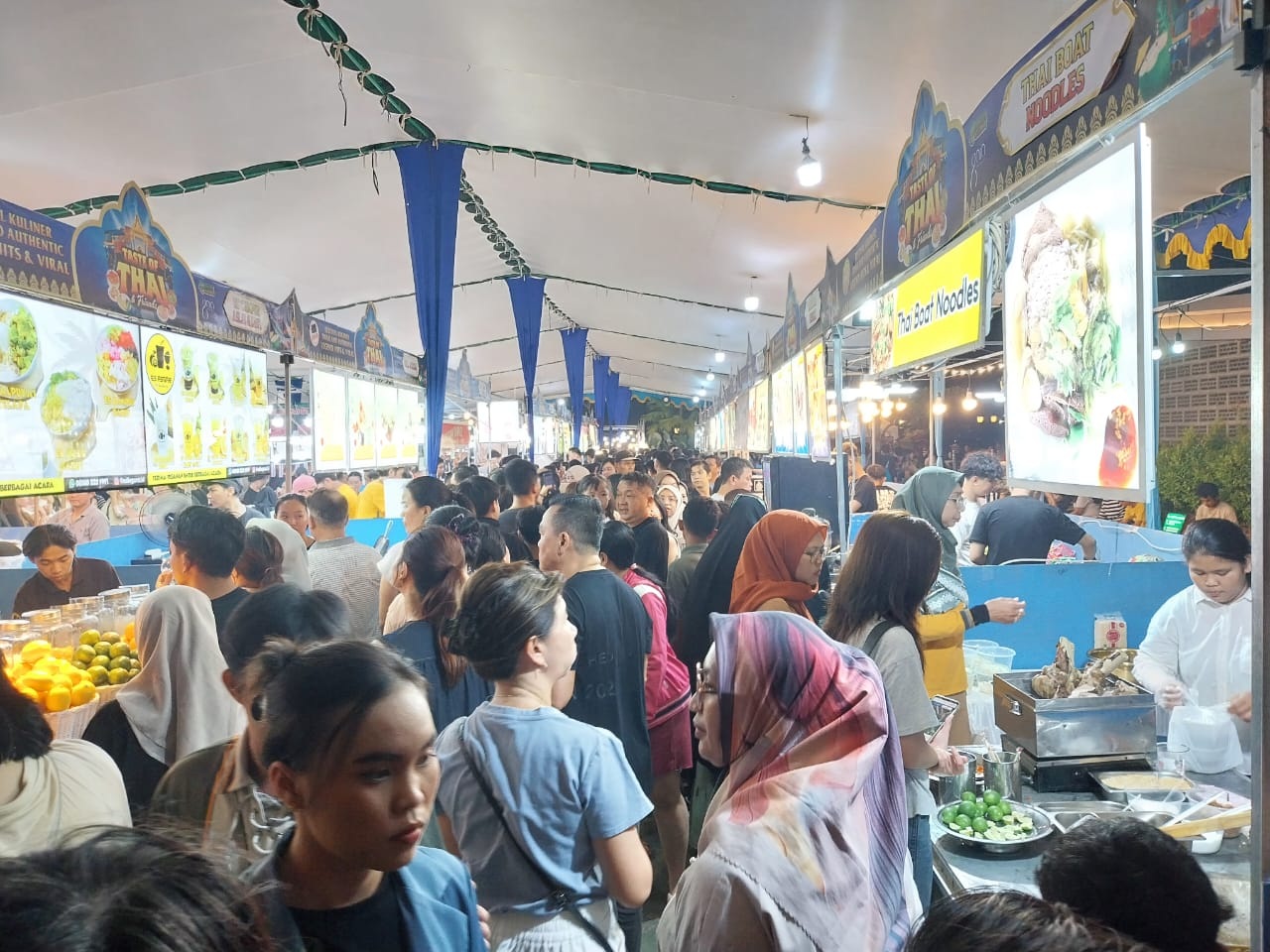 PADAT : Suasana ramai dalam festival kuliner Thailand bertajuk &ldquo;Taste of Thai & Friends&rdquo;, Jumat (4/7) malam.