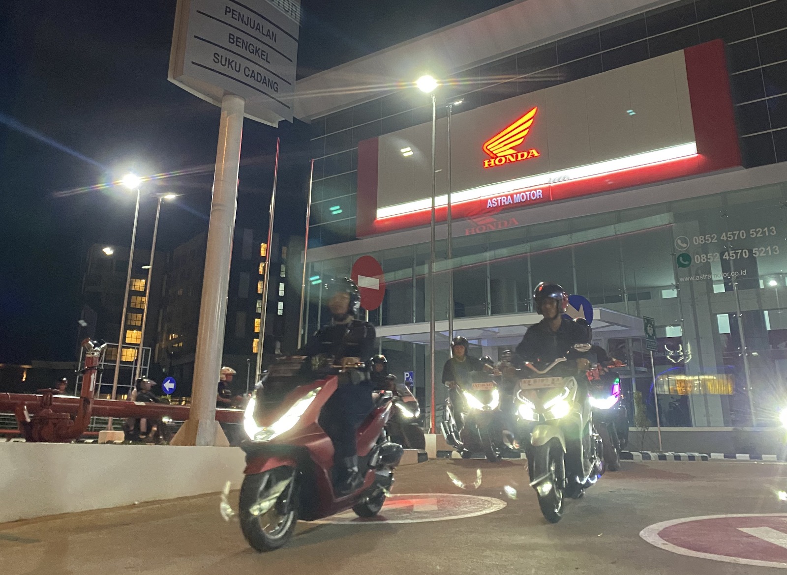 Komunitas Honda West Borneo Community (HWBC) berkonvoi malam menuju Mega Mall Ayani dalam gelaran Nocturnal Riding yang mendukung UMKM lokal perempuan di acara IWAGI.