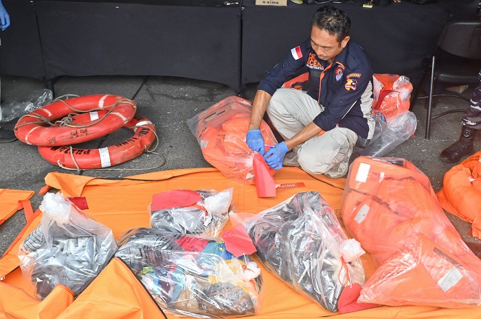 Petugas memeriksa barang-barang yang ditemukan dalam operasi SAR tenggelamnya KMP Tunu Pratama Jaya di Pelabuhan Gilimanuk, Jembrana, Bali, Sabtu (5/7/2025). Sejumlah peralatan kapal dan barang-barang yang diduga milik penumpang KMP Tunu Pratama Jaya yang