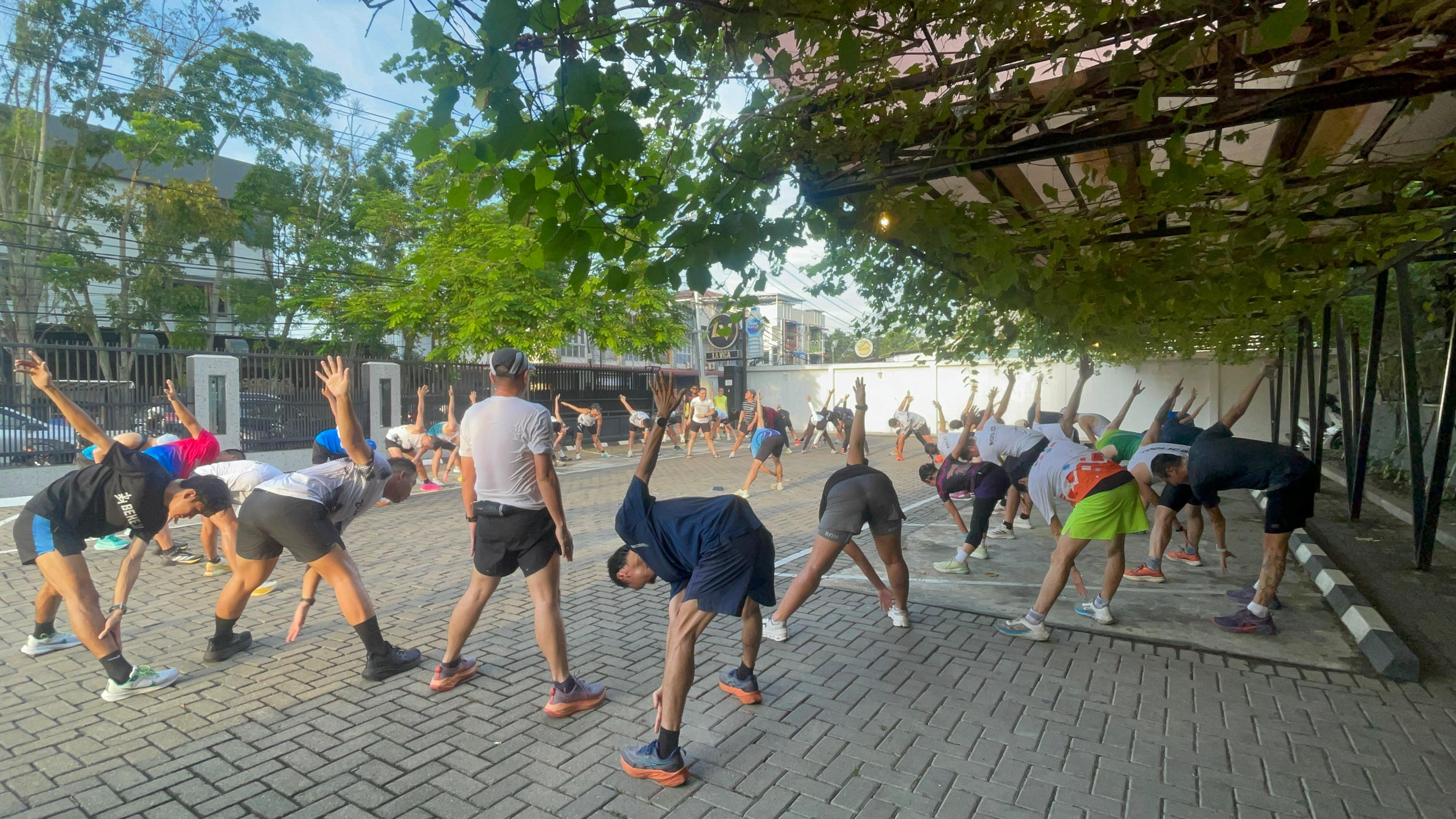 OLAHRAGA BERSAMA: Peserta mengikuti latihan beban di Nutrihub Pontianak, Sabtu (5/7), menyambut Hari Sarcopenia Sedunia.