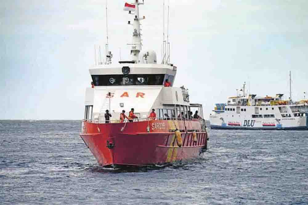 PENCARIAN: Kapal Tim SAR yang terlibat dalam pencarian korban hilang tenggelamnya KMP Tunu Pratama Jaya di Selat Bali, kemarin.