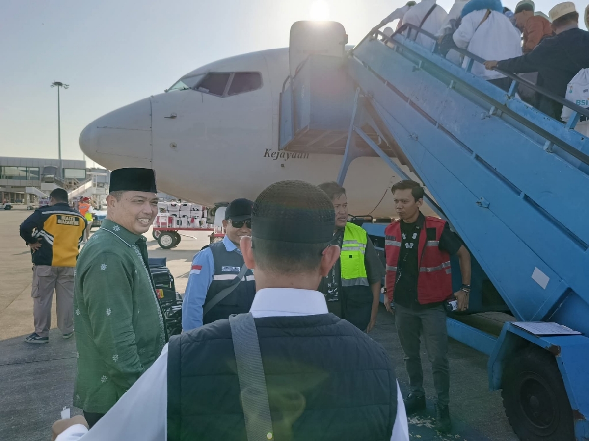 Gubernur Ria Norsan menyambut kepulangan jemaah haji asal Kalbar, Minggu (6/7).