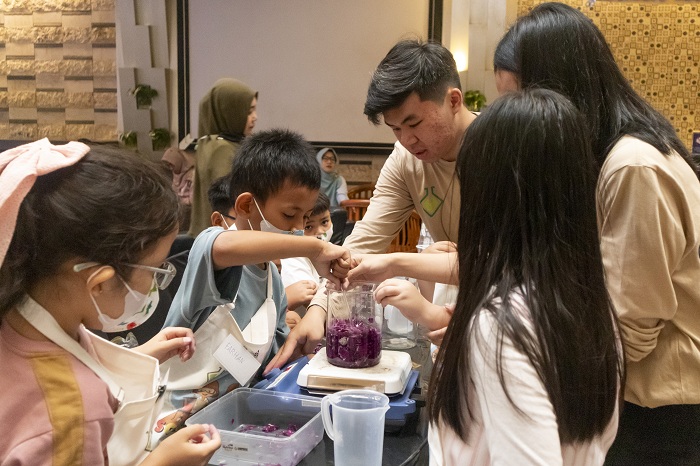 EKSPERIMEN: Salah satu peserta Fun Chem 2025 saat mencoba eksperimen kimia.