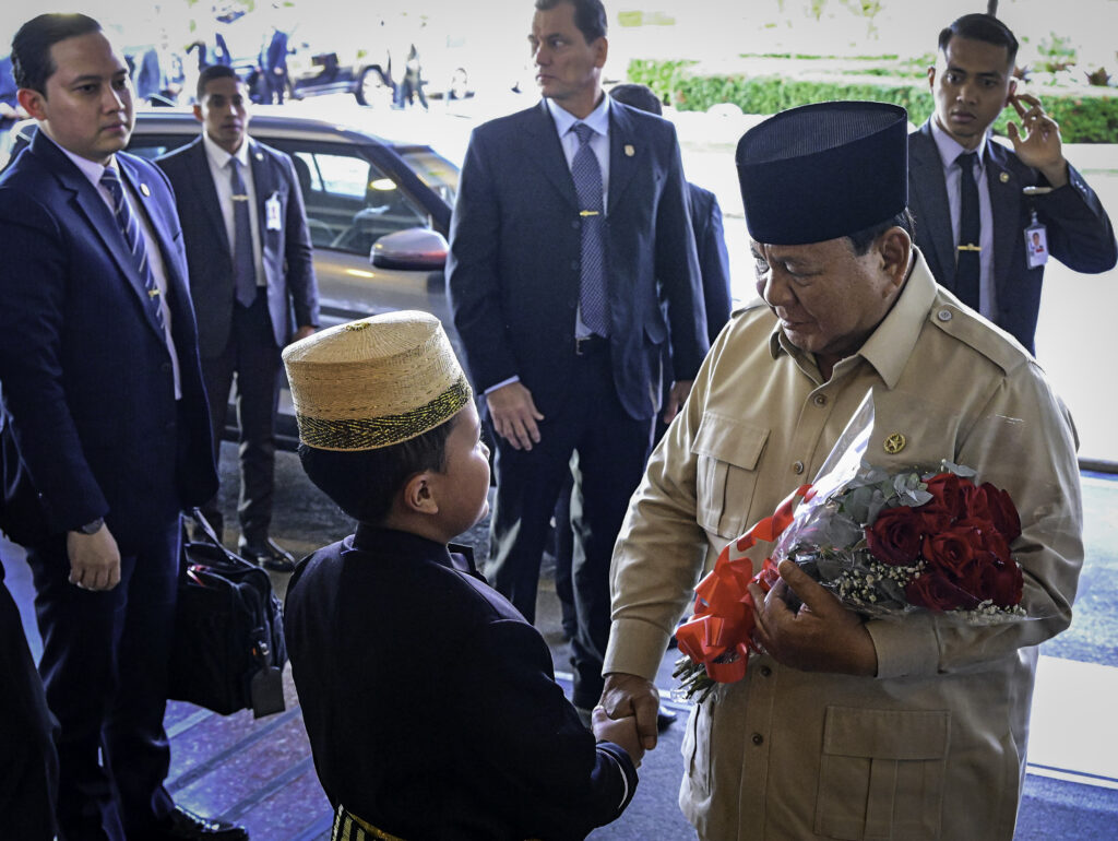 DISAMBUT: Suasana hangat penuh keakraban mewarnai penyambutan Presiden Republik Indonesia Prabowo Subianto saat tiba di salah satu hotel di Rio de Janeiro, Brasil, Sabtu (5/7).