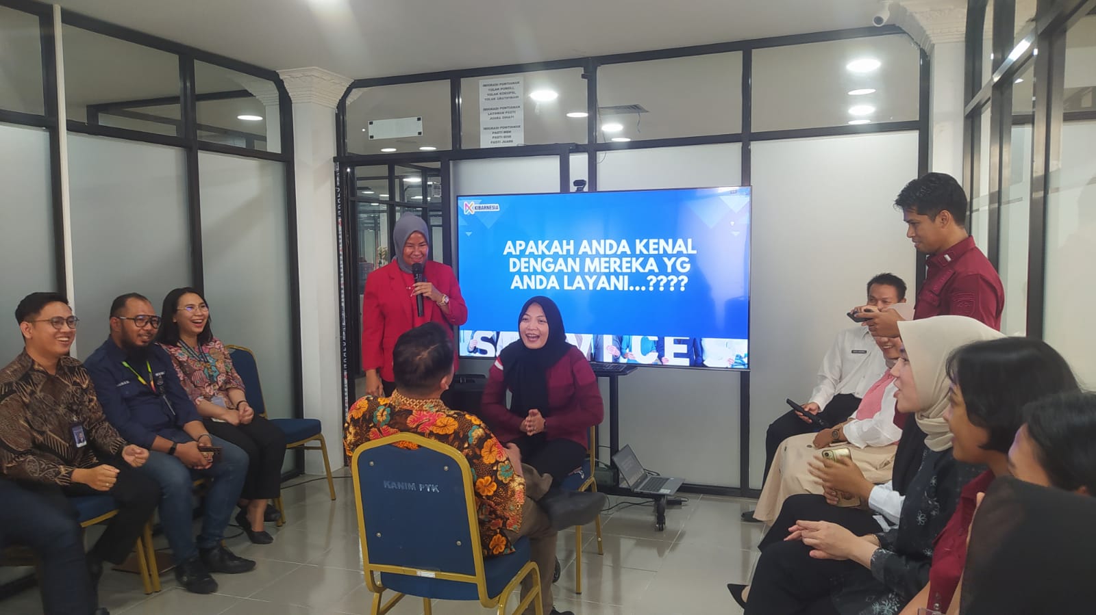Petugas pelayanan Kantor Imigrasi Kelas I TPI Pontianak mengikuti pelatihan public speaking dengan antusias, Kamis (3/7), sebagai upaya meningkatkan kualitas komunikasi dan pelayanan ke masyarakat.