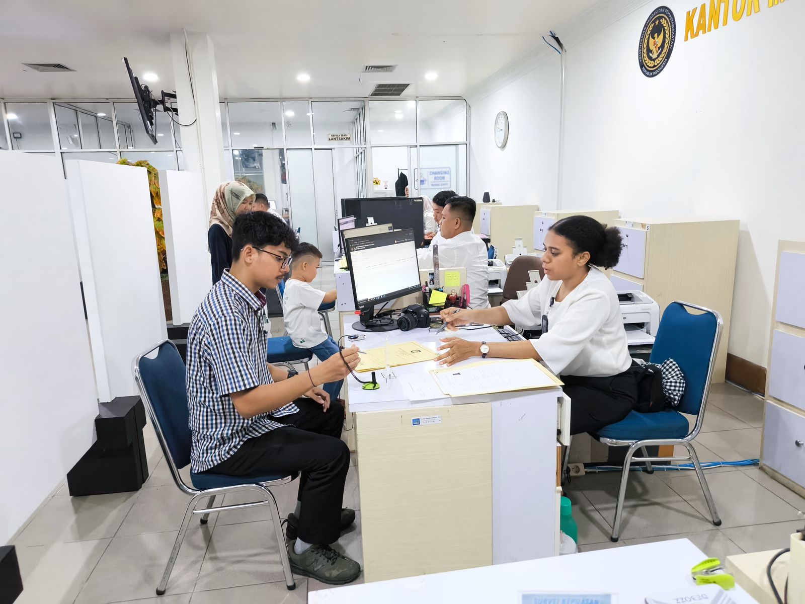 Petugas Kantor Imigrasi Kelas I TPI Pontianak melayani warga dalam program layanan paspor Kulminasi dan Asam Pedas, Sabtu (5/7).