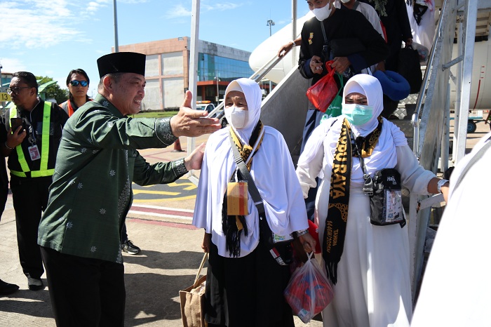 SAMBUT JEMAAH: Gubernur Kalimantan Barat saat menyambut kedatangan jemaah haji di Batam dan di Pontianak.